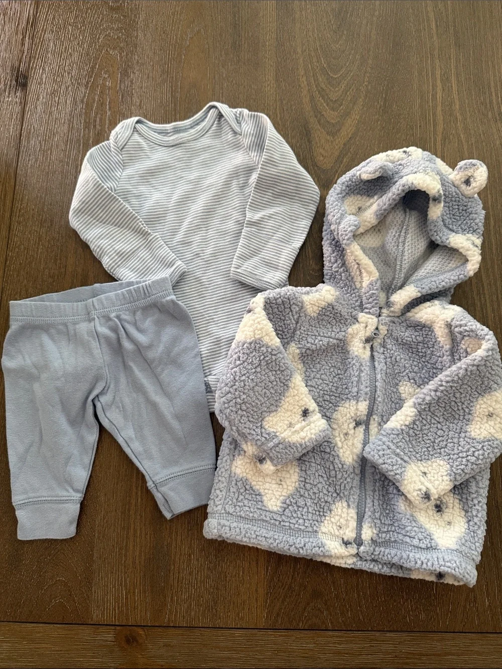 EUC Just One You Carter’s Long Sleeved Onesie outfit set with Fleece Jacket 3M